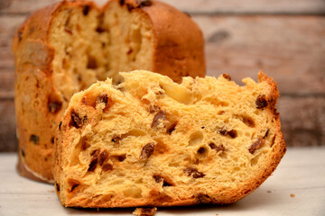 fetta di panettone dolce italiano per le feste del natale dolce tradizionale con canditi e uvetta dolce al forno