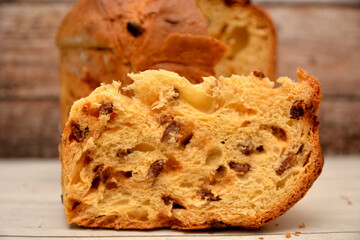 fetta di panettone dolce italiano per le feste del natale dolce tradizionale con canditi e uvetta dolce al forno