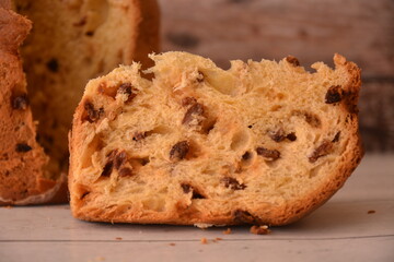 fetta di panettone dolce italiano per le feste del natale dolce tradizionale con canditi e uvetta dolce al forno