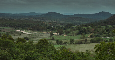 Linda vista de cima de montanha em final de tarde nublada de fazenda, situada na região de Esmeraldas, Minas Gerais, Brasil.