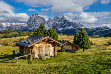 Obraz premium Mountain hut in Alpe di Siusi Seiseralm Italian Dolomiters