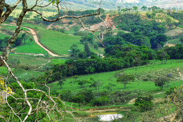 Linda vista de cima de montanha em final de tarde ensolarada, de fazenda situada na região de Esmeraldas, Minas Gerais, Brasil.