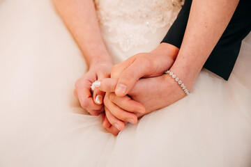 Hand in Hand bei einer Hochzeitszeremonie