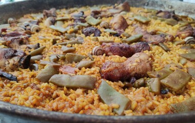 Plato español típico. Paella  valenciana con arroz, pollo, conejo, pato caracoles y verduras
