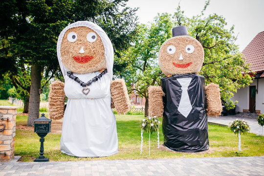 Stroh Figuren Braut und Br&auml;utigam bei einer Bauernhof Hochzeit