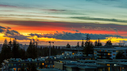 Fototapeta premium urban BC sunset with bay and mountains in background