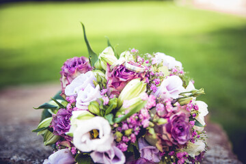 Ringe auf den Hochzeitsblumen