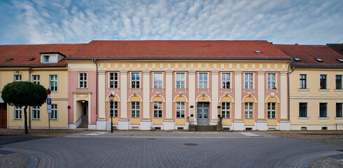 Historisches Logenhaus der Freimaurerloge "Ferdinand zum roten Adler" in Neuruppin - Graffiti-Schmierereien wurden retuschiert