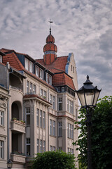 Fototapeta premium Prachtvolles denkmalgeschütztes Wohn- und Geschäftshaus mit reich gegliederter Jugendstil-Fassade in Neuruppin