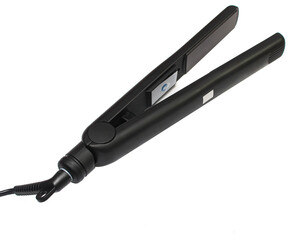 Утюжок для выпрямления волос на белом фоне