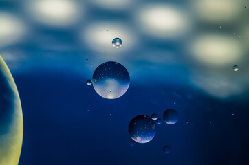 Obraz na płótnie Canvas Macro photo of oil bubble on the water 