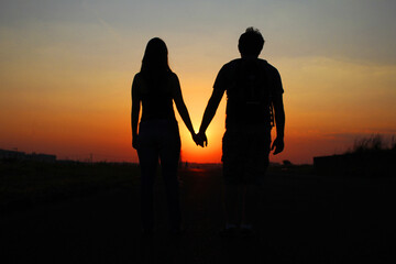 Fototapeta na wymiar silhouette of a couple at sunset