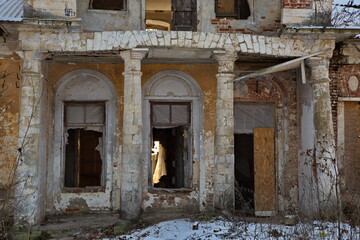 Fototapeta premium Ruins of the manor house in the Lyakhovo estate, Moscow region, Russia.