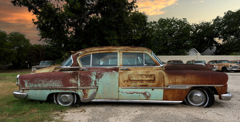 OLD RUSTY CAR