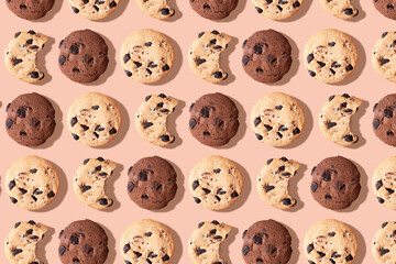 Obraz premium Pattern of chocolate chip cookies on a light brown background