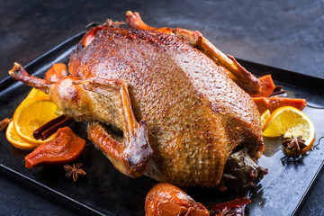 Traditionell gebratene Weihnachts Ente gefüllt mit Quitten und Orangen Scheiben serviert als...