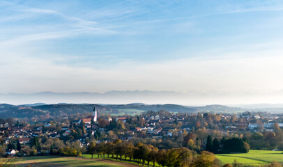 Fototapeta na wymiar Blick über Ebersberg zu den Alpen