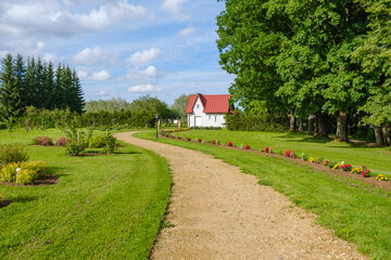Obraz premium endless beautiful country gravel road in perspective