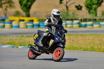 Obraz premium Motorcycle practice leaning into a fast corner on track