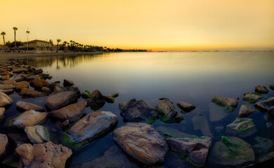 amanecer en la costa en verano
