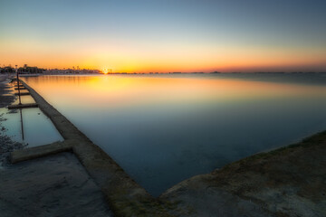 Fototapeta premium amanecer en la costa en verano