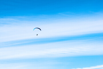 Paraglider vor blauem Himmel