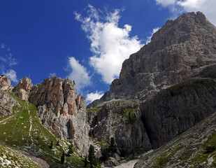 scenico panorama dolomitico in estate, tra rocce e verdi vallate