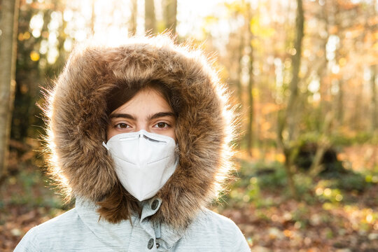 Eine Teenagerin trägt eine FFP2 Atemschutz Maske im Winter
