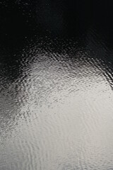 Wasser Oberfläche mit kleinen Wellen in einem Fluss bei leichtem Wind