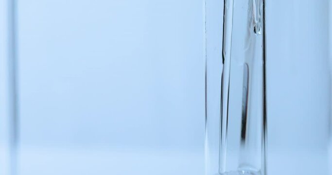 水槽に溢れる水　シリコンオイル