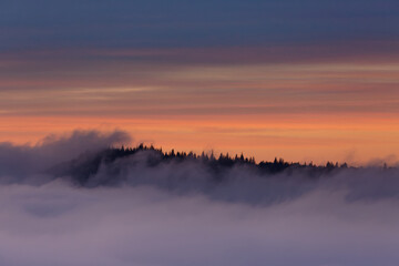 Brouillard et lever du soleil sur les Vosges