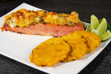 SALMON CON TOSTADAS