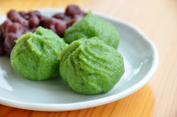 ヨモギ餅と小豆
