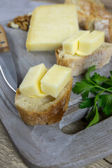 tranche de fromage Cantal sur une planche à découper