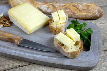 tranche de fromage Cantal sur une planche à découper