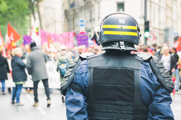 policier en intervention au cours d'une manifestation pouvant dégénérer en émeute