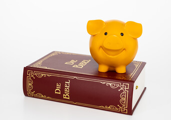 Bibel und Glücksschwein