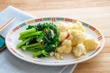 青菜炒め　野沢菜とカリフラワー
