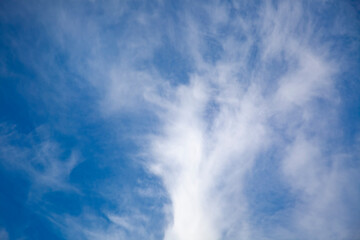cielo azul intenso con nubes blancas diseminadas