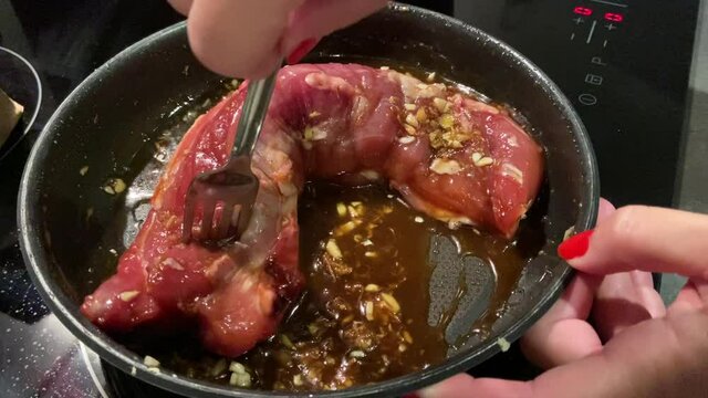 Filet mignon en cuisson dans une po&ecirc;le 