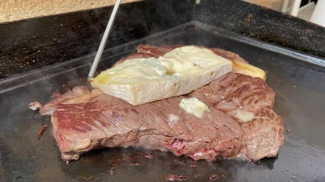 Viande de boeuf cuite &agrave; la plancha avec du fromage