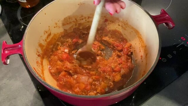 Casserole de l&eacute;gumes en cuisson