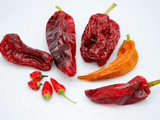 Sortiment getrockneter Chilis
