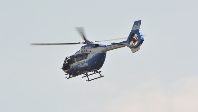 Deutschland. Nordrhein-Westfalen. Stadt Viersen. 08.22.2017. Ein Polizeihubschrauber h-145 fliegt &uuml;ber die Stadt. A police helicopter flies over the city. The policeman opened the helicopter door.