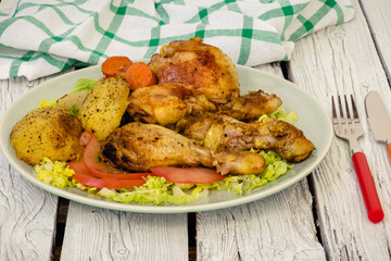 Pollo al curry con ensalada sobre fondo rústico