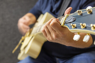 Nahaufnahme vom Gitarre spielen in einem Musikstudio
