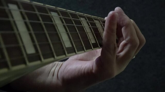 Nahaufnahme vom Gitarre spielen in einem Musikstudio
