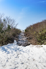 日本　栗駒国定公園残雪の栗駒山登山道