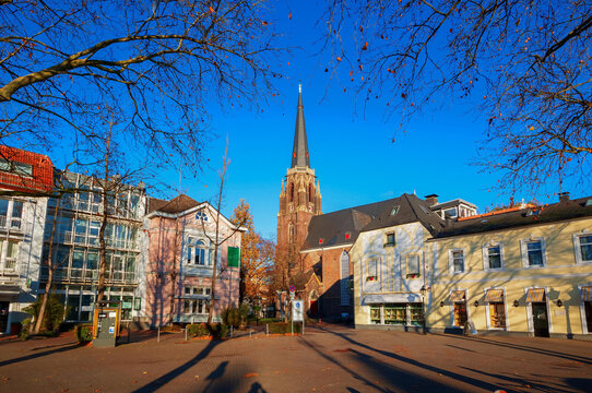 Blick zur evangelischen Kirche in Moers vom Katellplatz aus