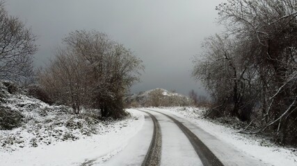 Carretera de montaña peligrosa por el hielo y la nieve acumulada durante una ola de frio.